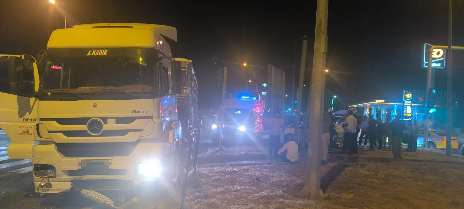 Gündoğdu Kavşağı’nda Tır ile Otomobil Çarpıştı 3 Yaralı - Fotoğraf Galerisi 2