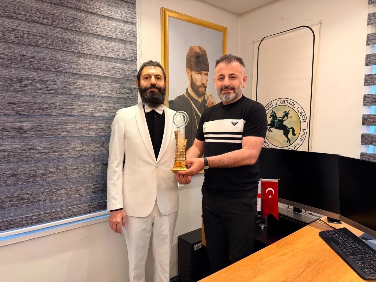 Akif MANAF " Sanat ve Barış Ödülü " ile Onurlandırdı