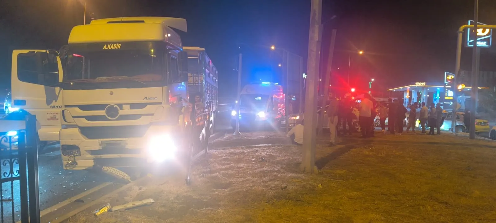 Gündoğdu Kavşağı’nda Tır ile Otomobil Çarpıştı 3 Yaralı