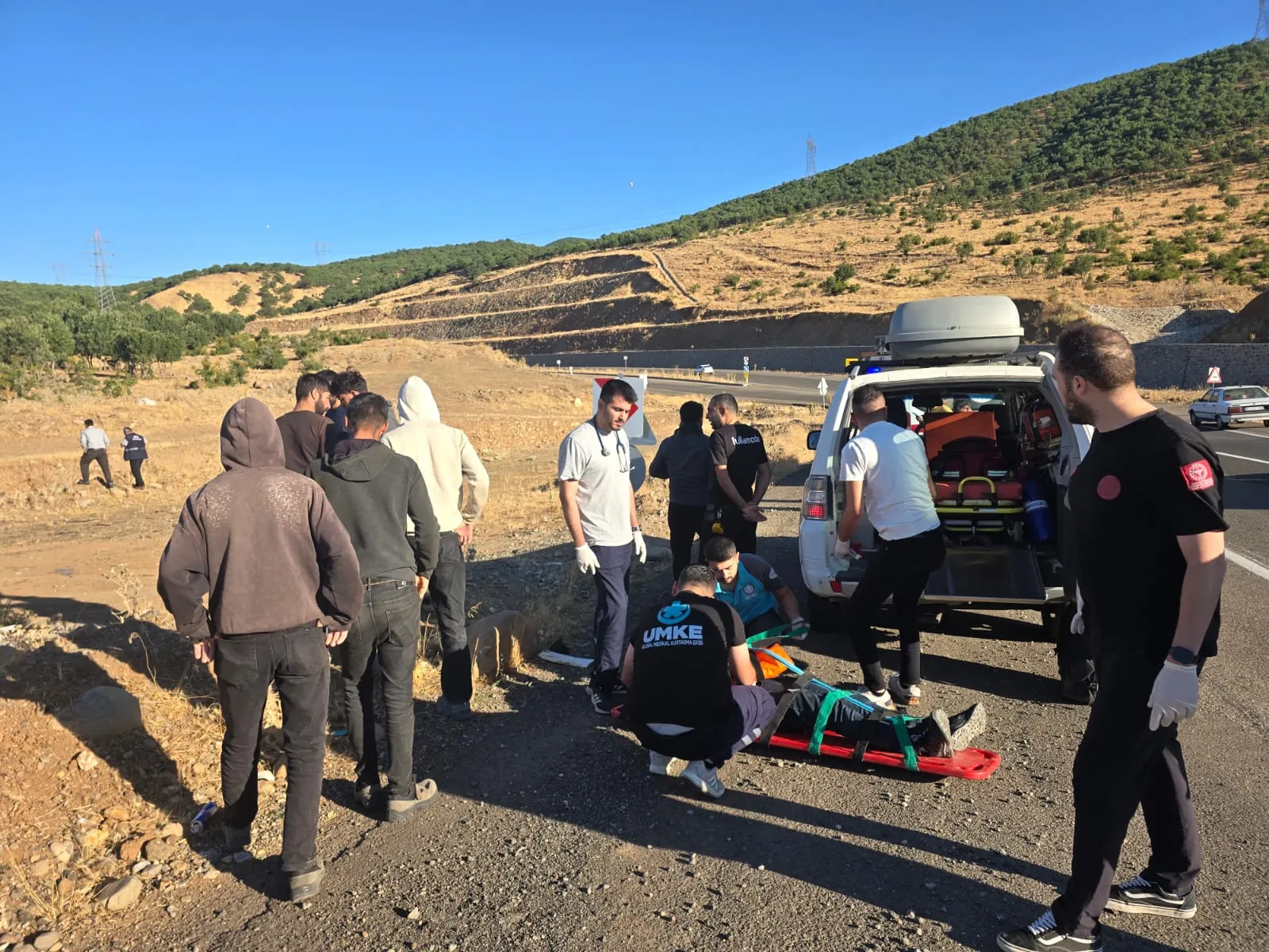 BİNGÖL’DE PİKAP ŞARAMPOLE DEVRİLDİ: 3 YARALI - Fotoğraf Galerisi 1