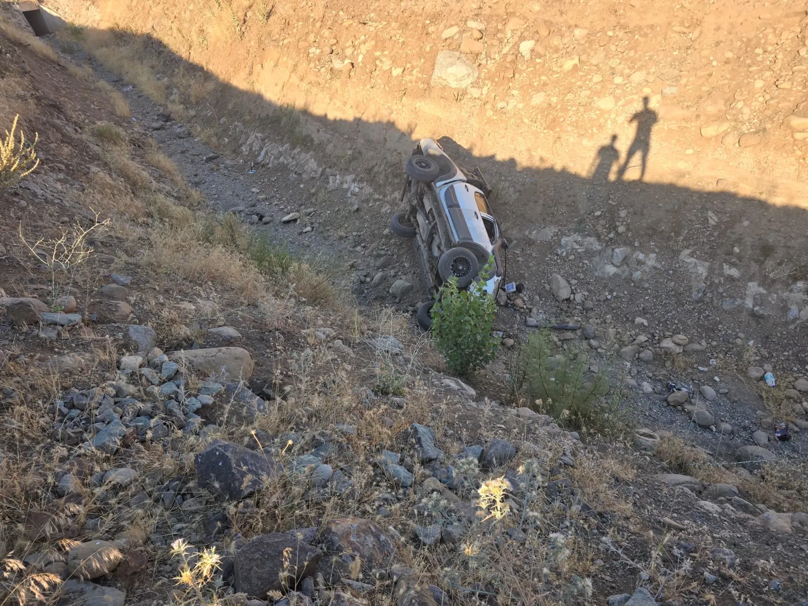 BİNGÖL’DE PİKAP ŞARAMPOLE DEVRİLDİ: 3 YARALI