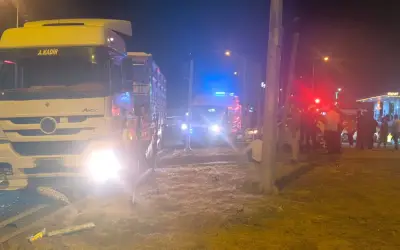 Gündoğdu Kavşağı’nda Tır ile Otomobil Çarpıştı 3 Yaralı