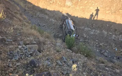 BİNGÖL’DE PİKAP ŞARAMPOLE DEVRİLDİ: 3 YARALI