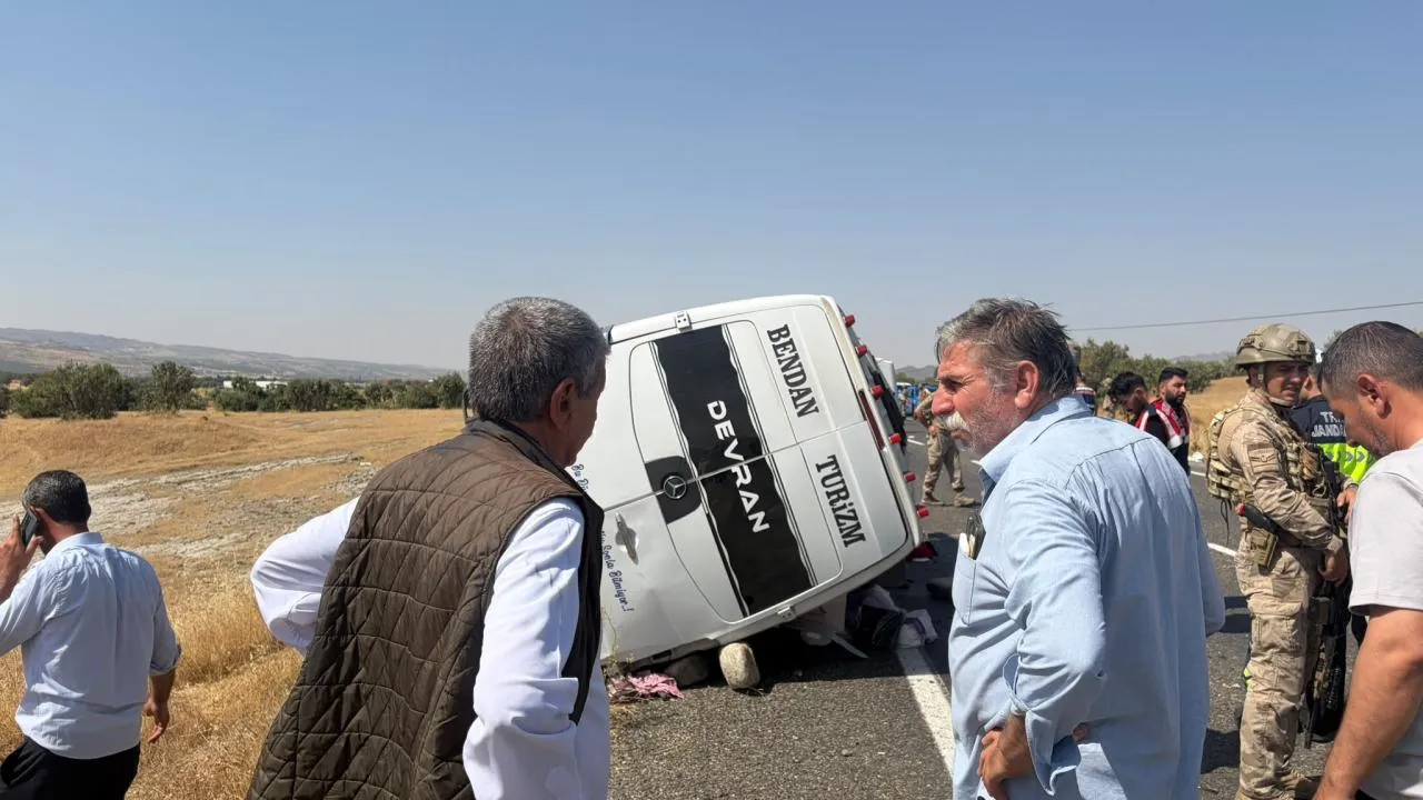 Diyarbakır Lice'de Minibüs Devrildi: 2 Kişi Hayatını Kaybetti, 12 Yaralı