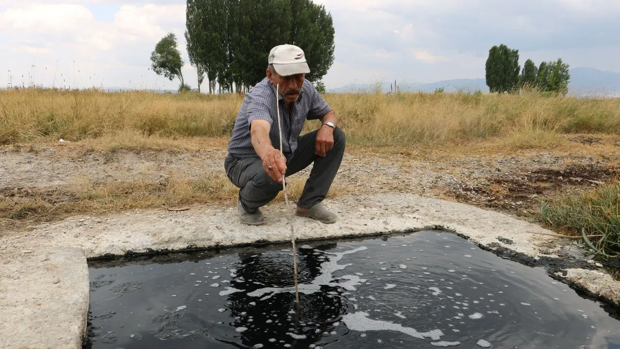 Erzurum'da Kuyudan Çıkan Su Şaşırttı! Köpükleri Yanıyor, Elleri Yumuşatıyor