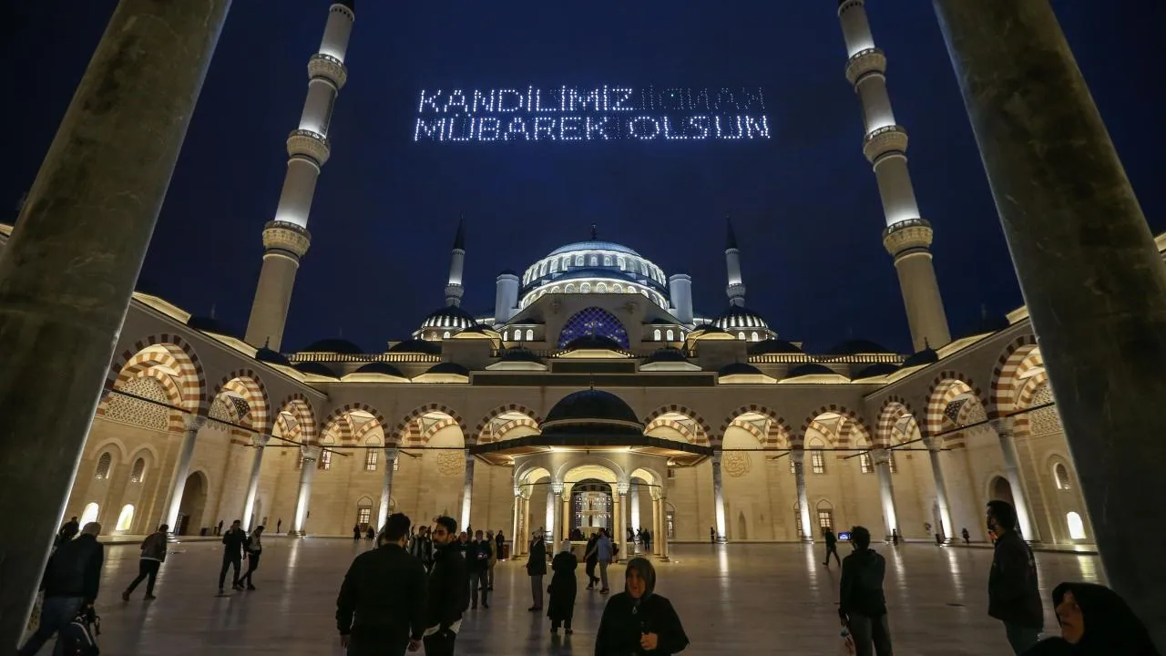 Mevlid Kandili'nde Camiler Doldu Taştı, Dualar Edildi!