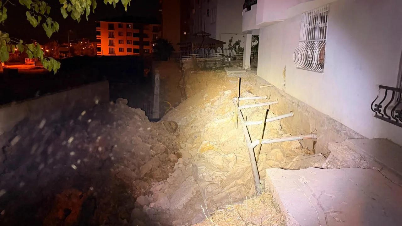 Tunceli'de Temel Kazısında Toprak Kayması: 5 Katlı Bina Boşaltıldı!