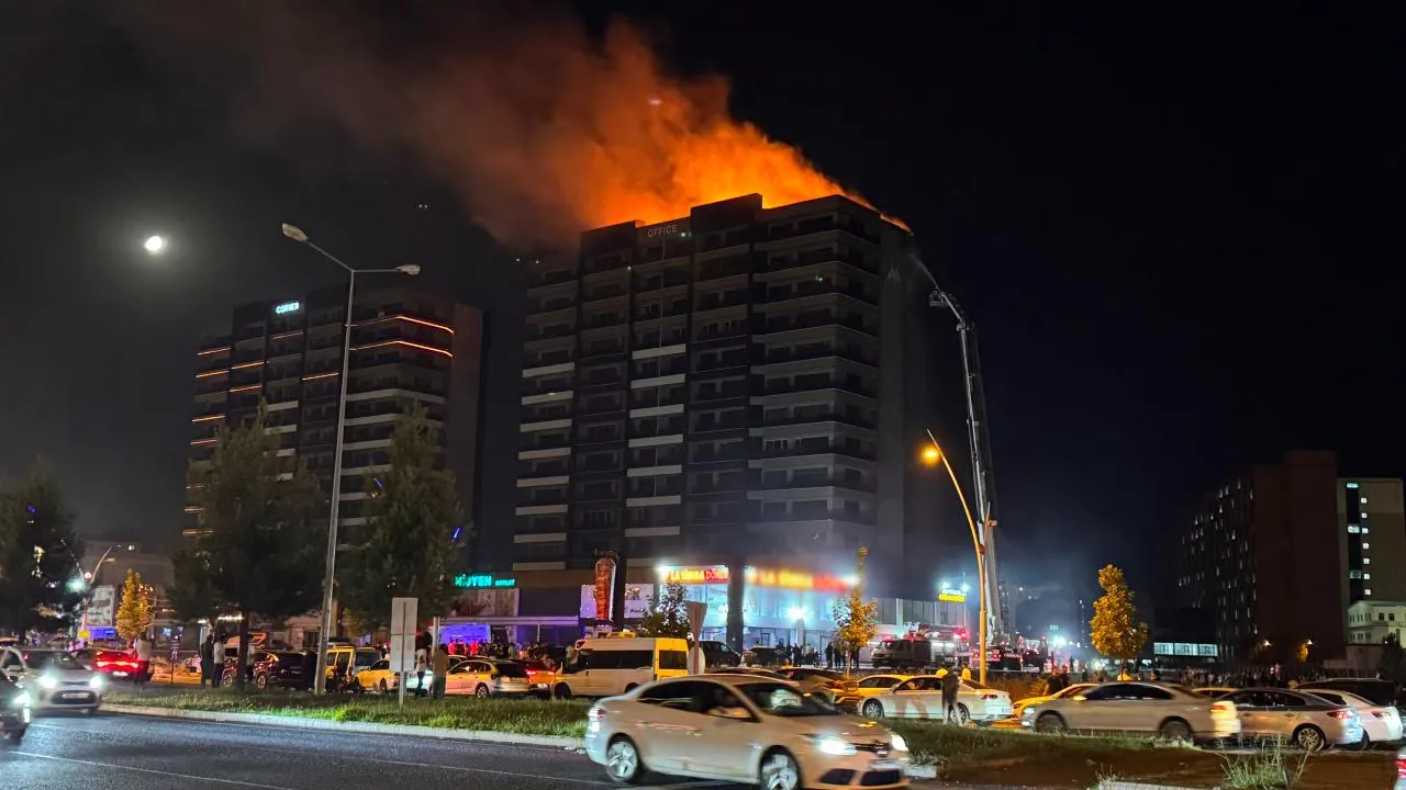 Diyarbakır'daki Plaza Yangınında Korku Dolu Anlar: 3'ü İtfaiye Eri 5 Kişi Etkilendi