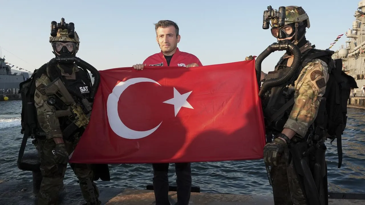 Selçuk Bayraktar, Gölcük'te SAT ve SAS Komandolarıyla Buluştu!