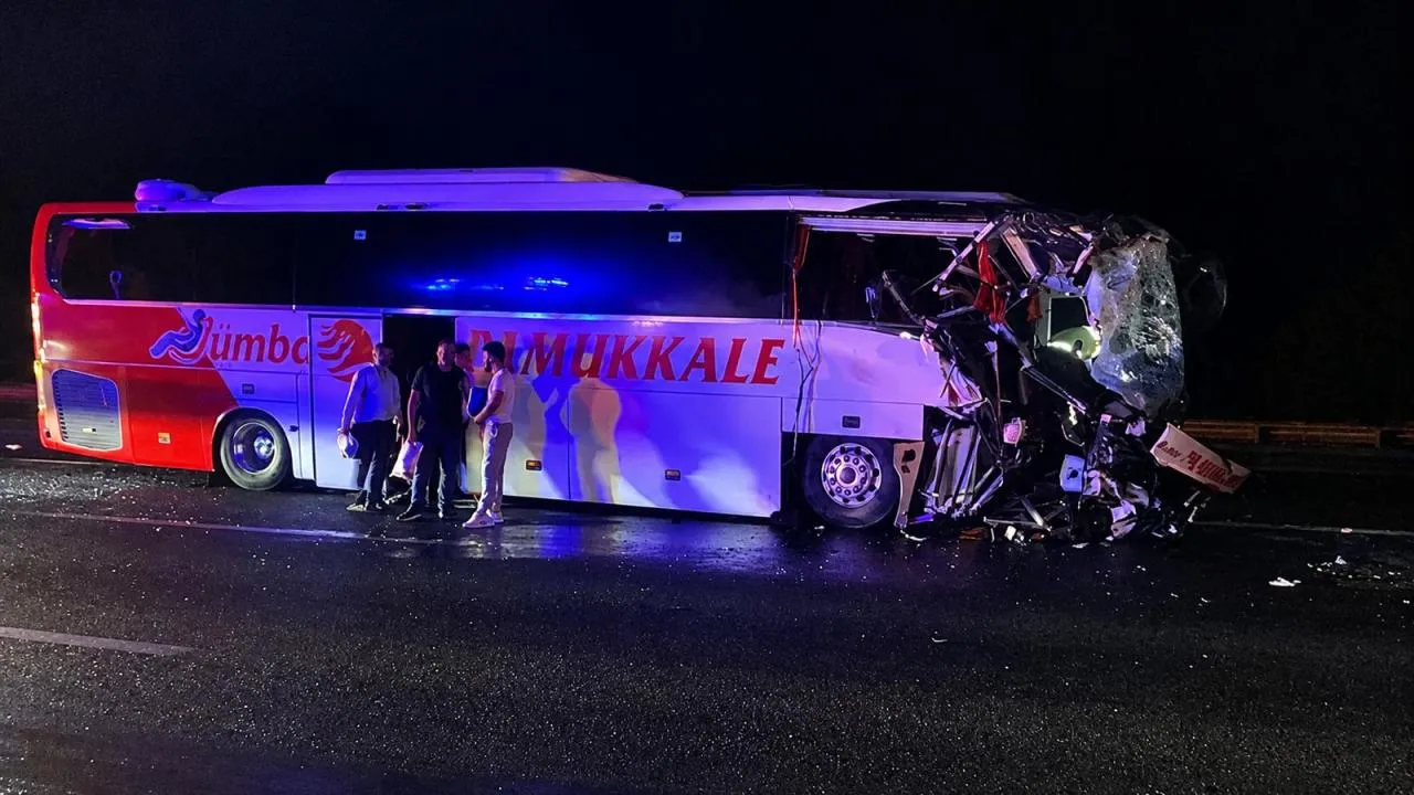 Anadolu Otoyolu'nda Otobüs Çekiciye Çarptı: 9 Yaralı!