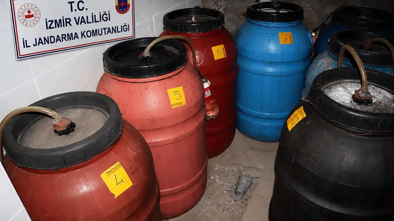 İzmir'de Sahte Alkol Şoku: 2 Bin 200 Litre Ele Geçirildi!