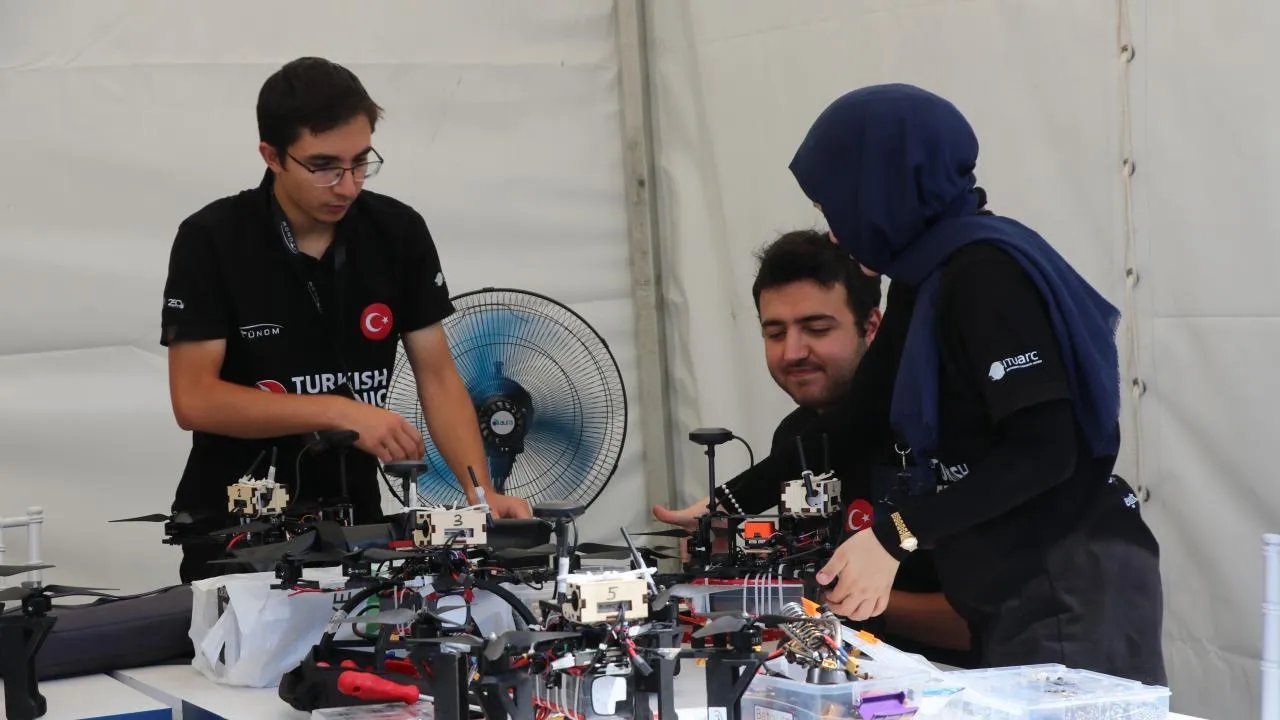Gökyüzünde Gurur: TEKNOFEST Savaşan İHA Yarışması Siirt'te Başladı!