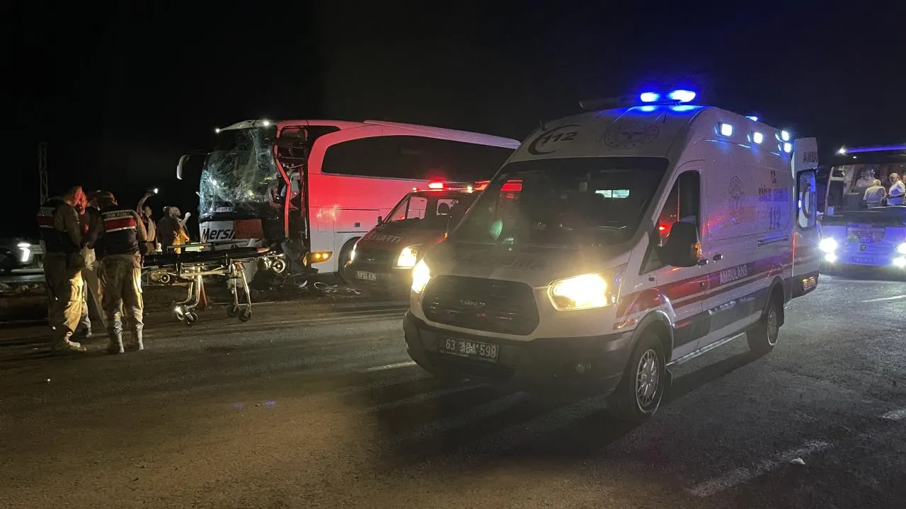 Şanlıurfa'da facianın eşiğinden dönüldü! 2 yolcu otobüsü çarpıştı: 13 yaralı