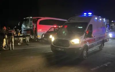 Şanlıurfa'da facianın eşiğinden dönüldü! 2 yolcu otobüsü çarpıştı: 13 yaralı