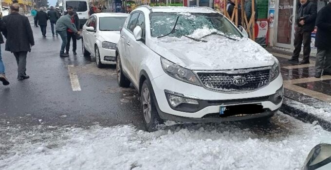 Genç ve Bingöl’de Çatıdan Düşen Kar Kütleleri Araçlarda Büyük Hasar Oluşturdu.
