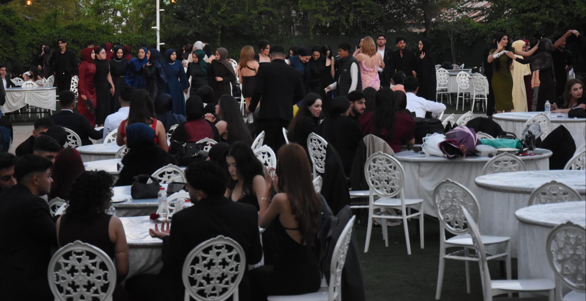 BİNGÖL ÜNİVERSİTESİ ÖĞRENCİLERİNDEN MEZUNİYET HEYECANI