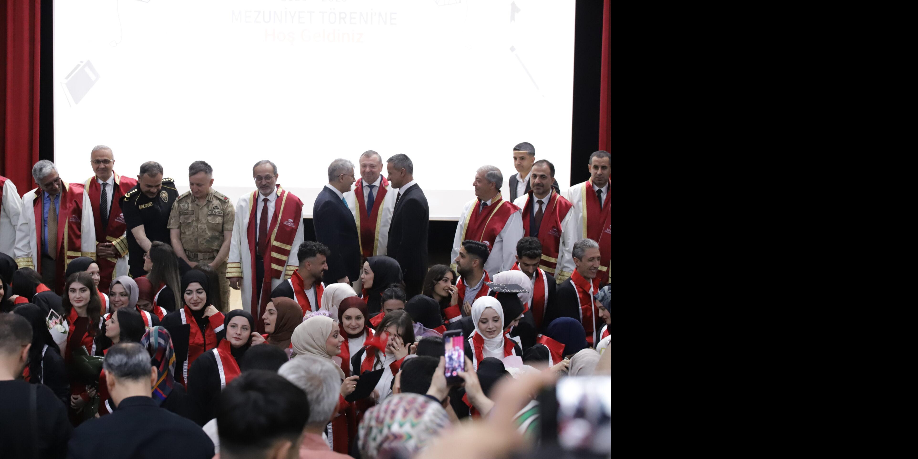 BİNGÖL ÜNİVERSİTESİ 2025-2026 AKADEMİK YILI MEZUNİYET TÖRENİ DÜZENLENDİ