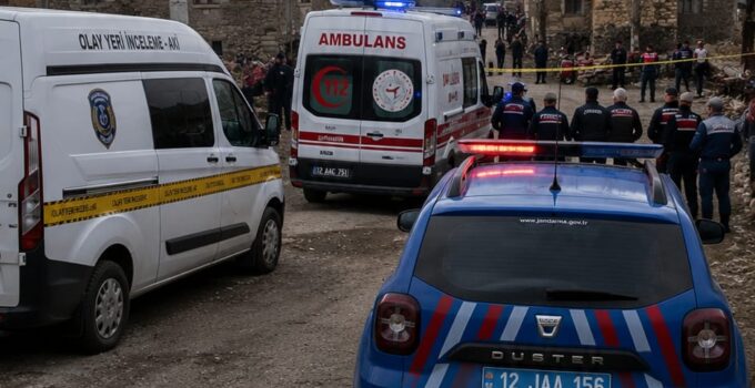 Karlıova’da aileler birbirine girdi, 1’i ağır 10 yaralı.