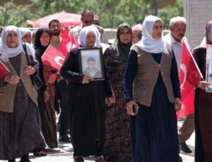 Vanlı aileler DEM Parti İl Başkanlığı önündeki eylemlerini sürdürdü