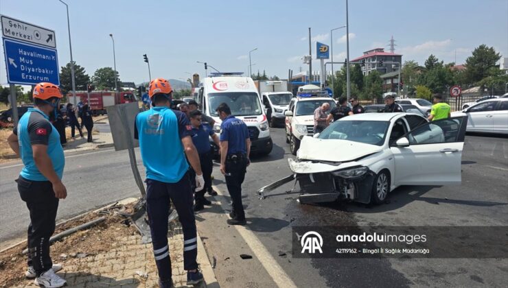Bingöl’de İki Otomobilin Çarpıştığı Kazada 3 Kişi Yaralandı